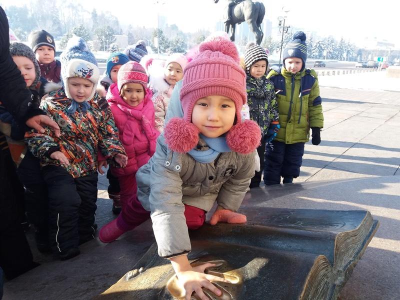 Творческий проект  ГККП "Ясли-сад № 75", посвященный празднованию "25-летия Независимости Республики Казахстан" (работа с родителями и с детьми))